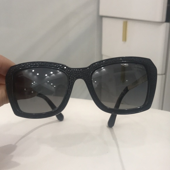 Fabulous Chanel polarized shades! Black and gold perfection! - Picture 3 of 10